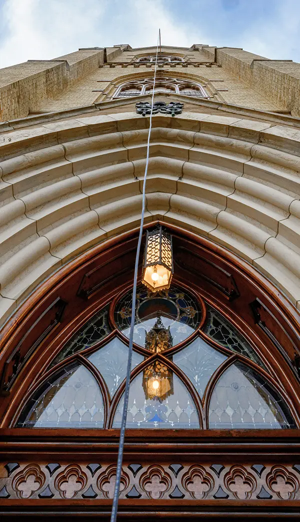 Looking up view of the wire hanging from the window of the basilica.