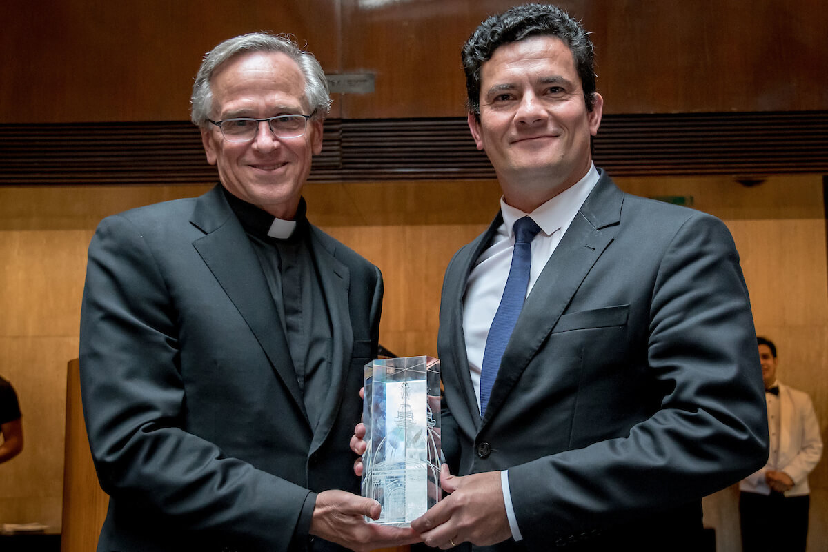 University of Notre Dame president Rev. John I. Jenkins, C.S.C. presents Judge Sérgio Moro with the Notre Dame Award in São Paolo, Brazil.
