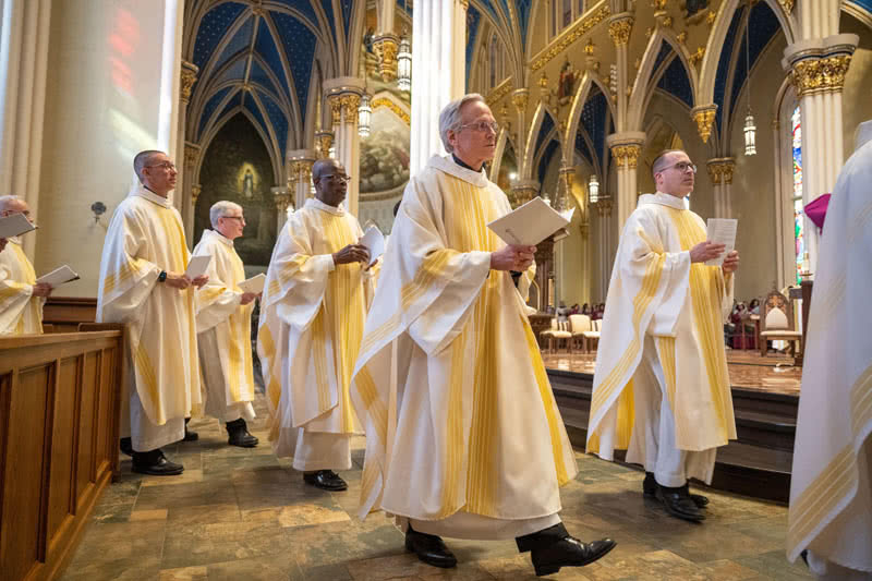 Mass ceremony with Fr. John I. Jenkins, C.S.C. in the center