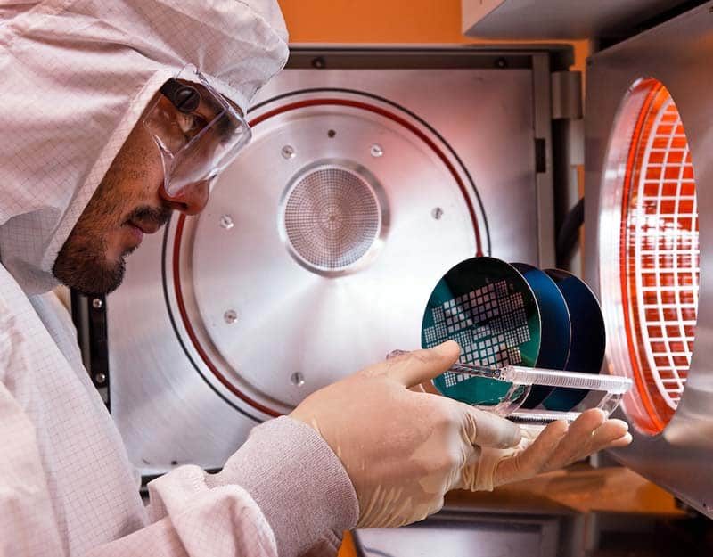 A man wearing protective gear handles nanotecnology.