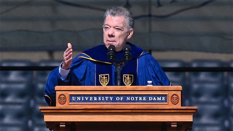 Juan Manuel Santos giving the commencement address at the 2023 commencement ceremony.