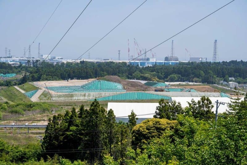 福島第一原子力発電所を見下ろすワイドショット。