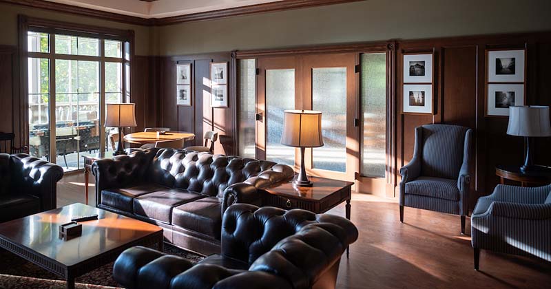 A sitting room with leather furniture.