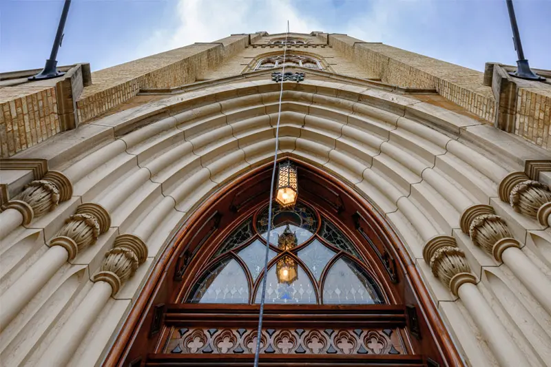 Looking up view of the wire hanging from the window of the basilica.