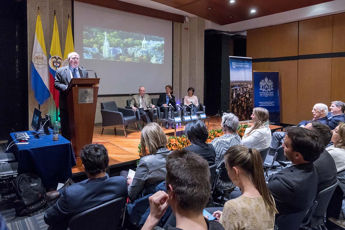 University of Notre Dame Law Professor Doug Cassel gives a lecture at Pontifica Universidad Javeriana on how the University of Notre Dame has supported Colombia´s peace process through the expertise of its faculty members in international human rights law and peace-building. Cassel was joined by Notre Dame Kroc Institute Professor David Cortright, who leads a team of monitors of Colombia's peace accords.