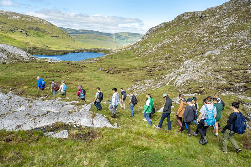 Students hike the remote hills of Máméan.