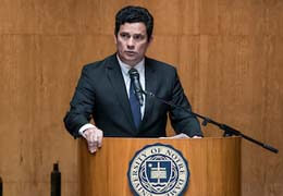 Sérgio Moro at a podium