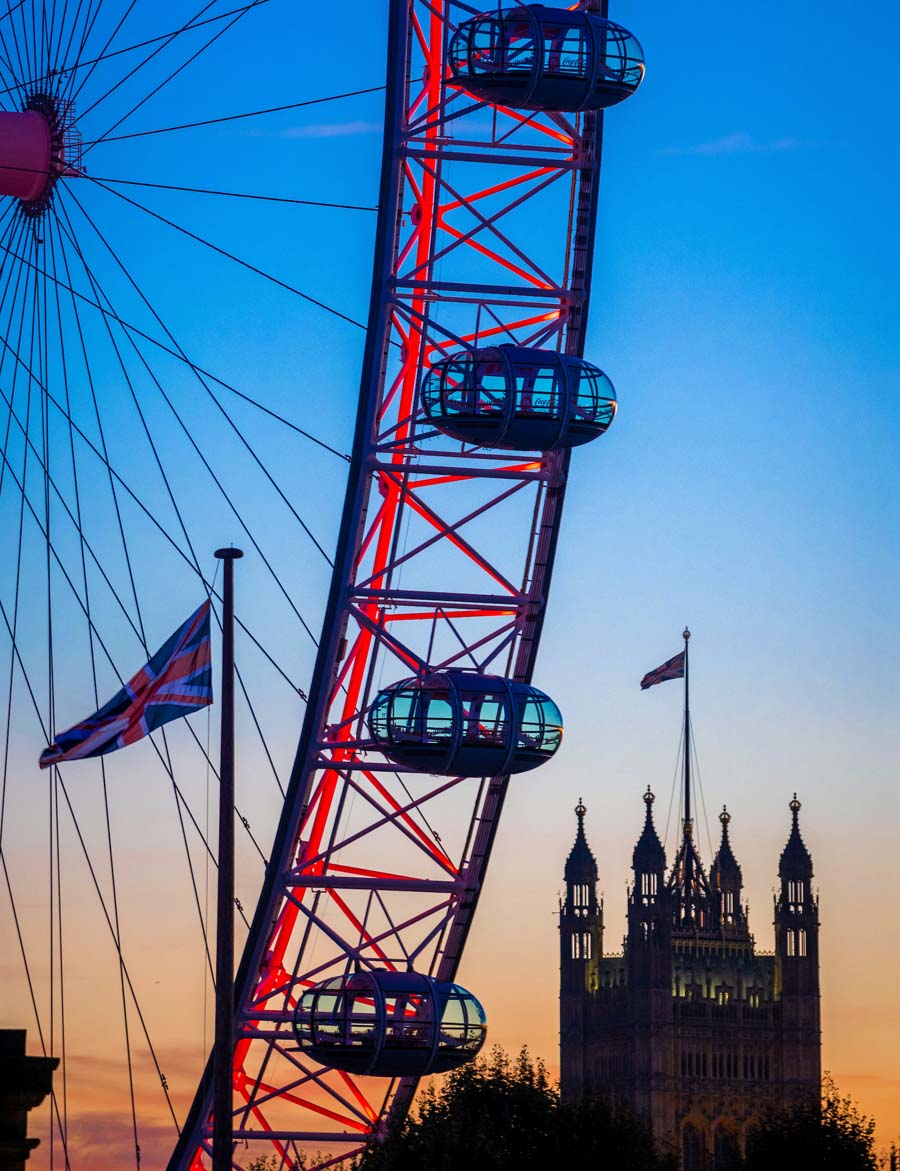 The London Eye and Parliment building silohetted against a sunset.