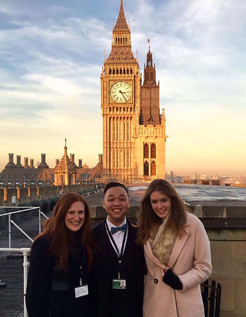 Fok stands between two female colleagues in front of Big Ben in London.