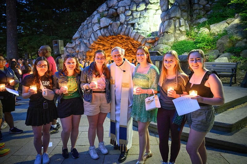 Seniors pose with Fr. John I. Jenkins during the seniors last visit to the grotto.