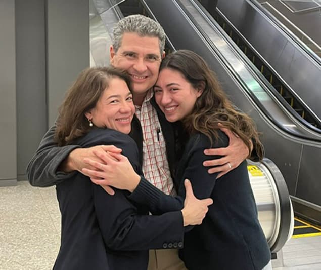 Photo of Juan Sebastian Chamorro with his wife and daughter on the day of his release.