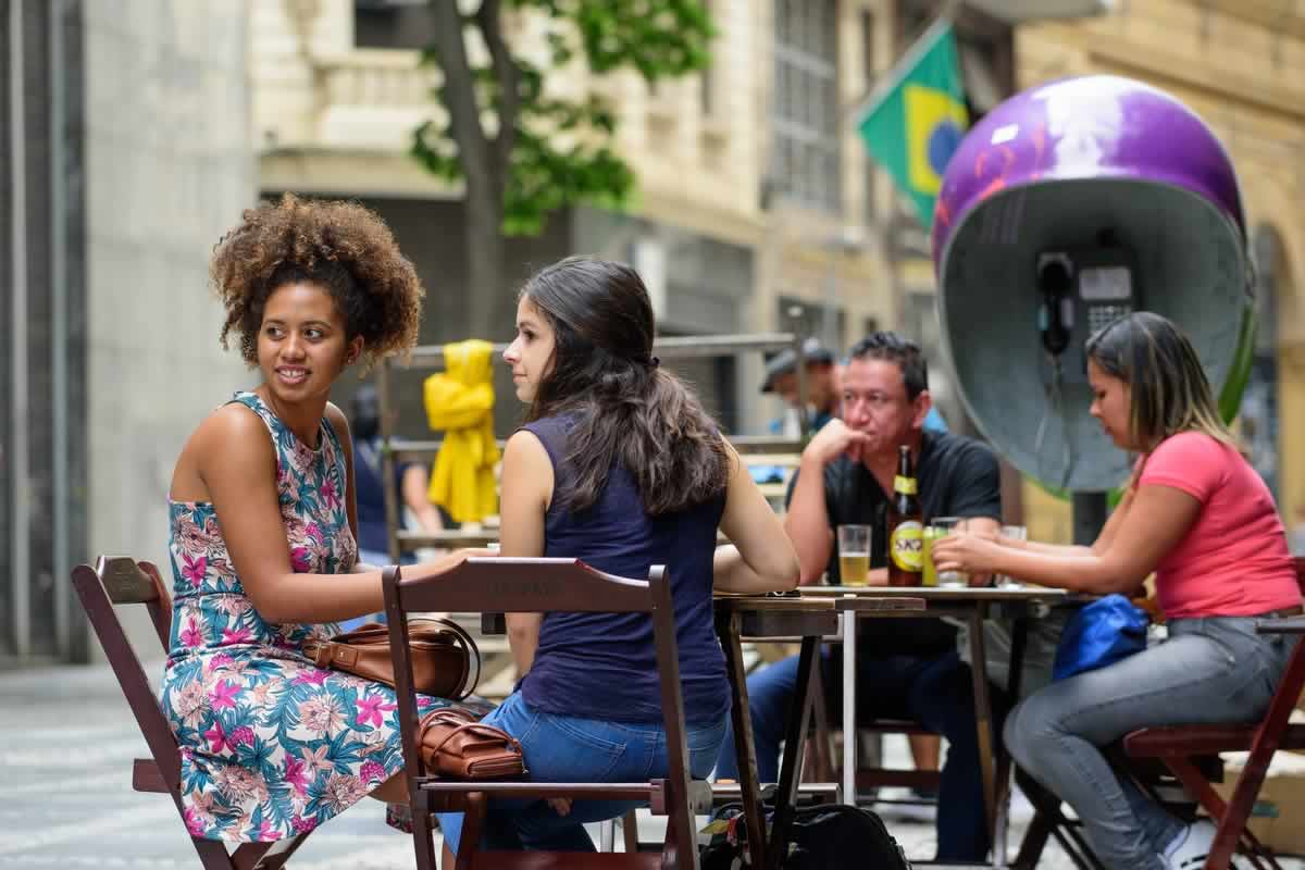 Café e conversa between Amber Bryan ’17 and Monica Barbosa ’17 at a downtown São Paulo sidewalk cafe. Both, spending a semester in São Paulo met with Fr. Jenkins, Dr. Burish and other members of Notre Dame’s delegation to South America during a meeting of the Notre Dame Club of Brazil at its Friday night dinner.