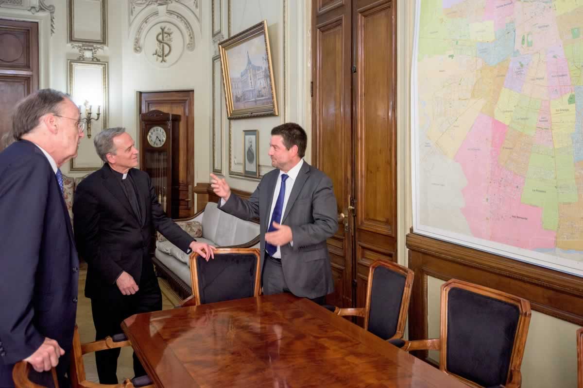 Governor for Santiago Metropolitan Region Claudio Orrego, a former Notre Dame Kellogg Institute fellow, explains to Notre Dame President Rev. John I. Jenkins, C.S.C. and Vice President and Associate Provost for Internationalization J. Nicholas Entrikin the complexities involved in delivering services to the over seven million people of greater Santiago.