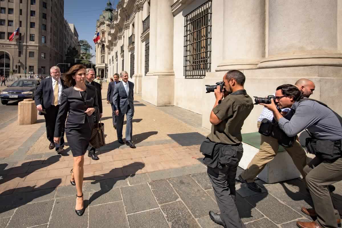 On March 8, 2016, International Women’s Day, Ann M. Firth, Chief of Staff for Notre Dame’s Office of the President leads the University’s delegation into La Moneda Presidential Palace for a meeting with President Michelle Bachelet, Chile’s first female president. Moments later Ms. Firth was greeted by a woman captain of the presidential guard.