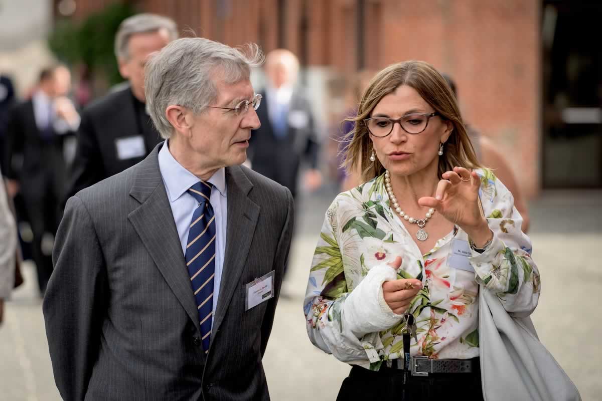 University of Notre Dame Provost Thomas G. Burish and UCA’s Dr. Alicia Caballero, Dean of Economic Science Faculty in discussion during a tour of the Buenos Aires campus.