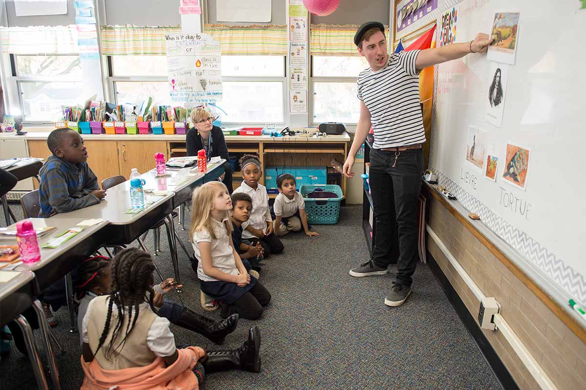 Eric Munsch shares the story of 'La Lièvre et la Tortue' the with a first-grade class.