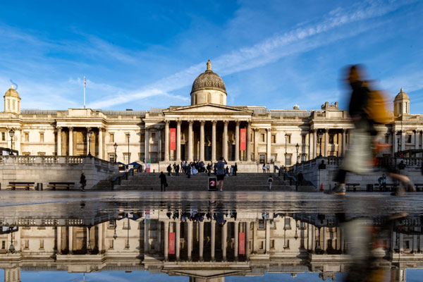 A frontal view of the National Gallery of Art in London