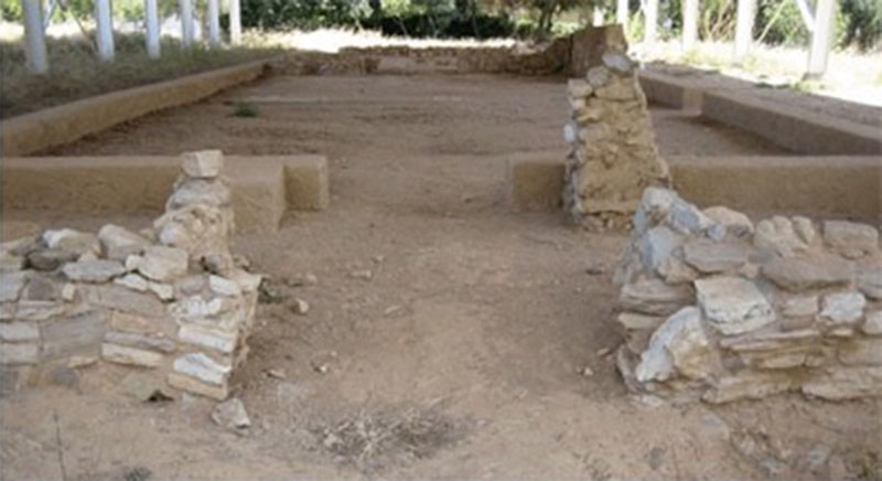 Ruins of the Toumba building at Lefkandi show postholes and remaining walls.